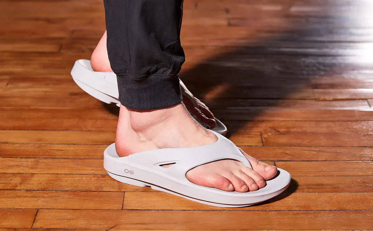Oofos Sandals Men’s OOriginal Sandal – Moonstone