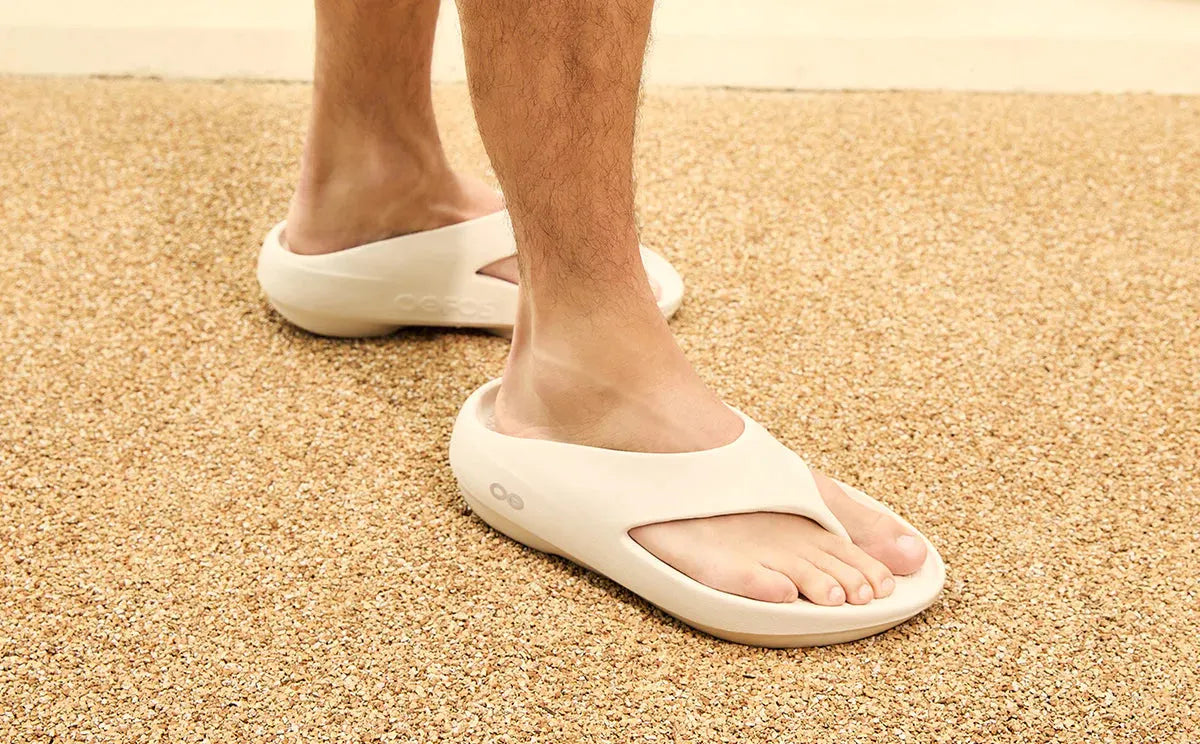 Oofos Sandals Men’s OOriginal PLUS Sandal – Chalk