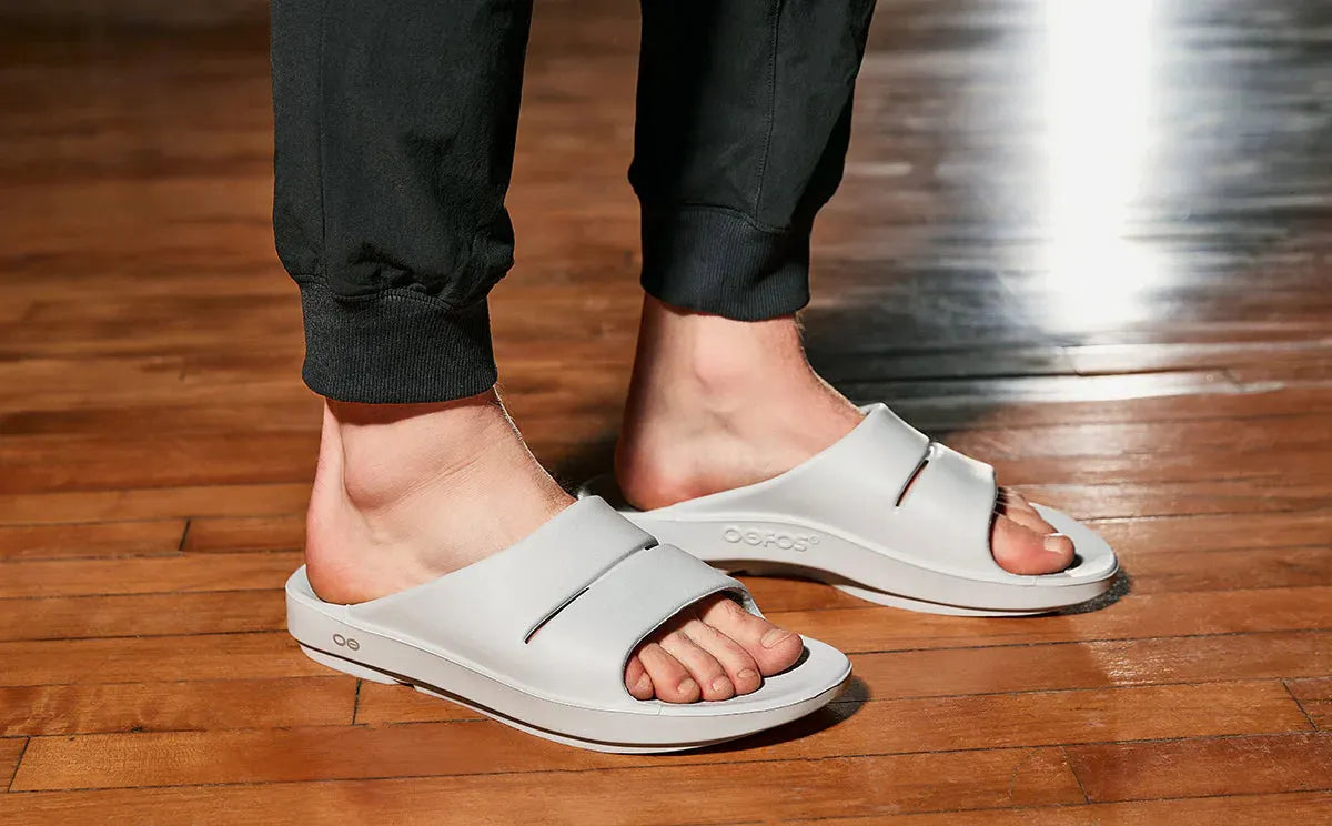 Oofos Sandals Men’s OOahh Slide Sandal – Moonstone