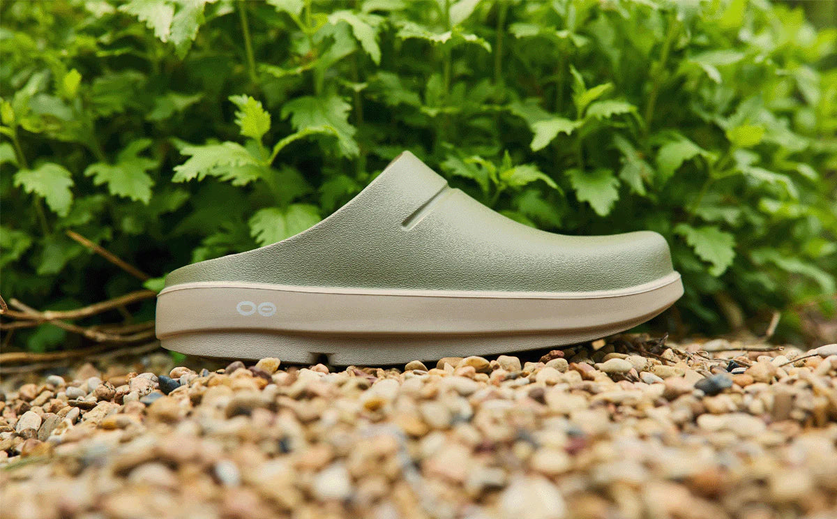 Oofos Sandals Men’s OOcloog Stacked Clog – Foliage