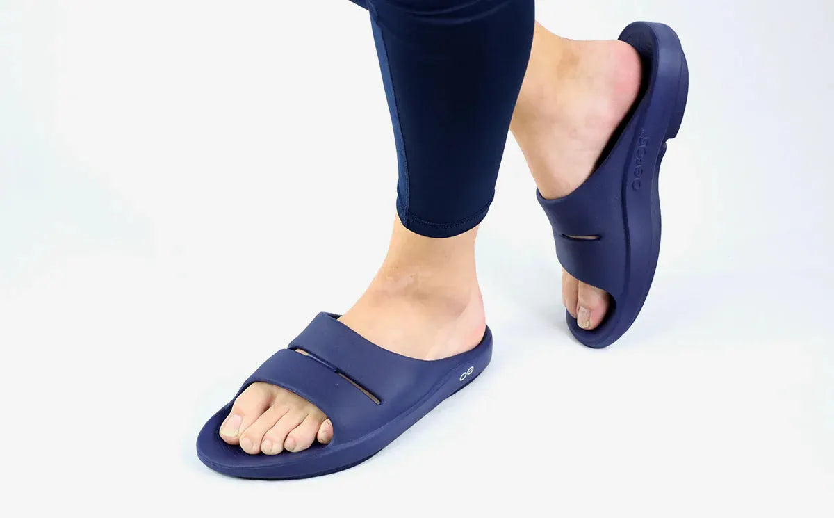Oofos Sandals Men’s OOahh Slide Sandal – Navy